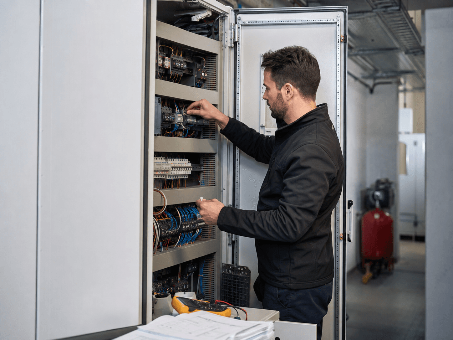 Technicien intervenant sur une armoire électrique